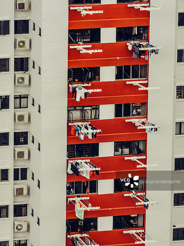 高层公寓楼的细节：新加坡的密集城市生活图片素材