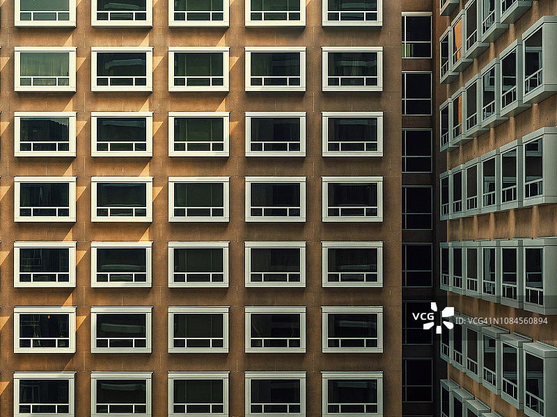高层公寓楼的细节：新加坡的密集城市生活图片素材