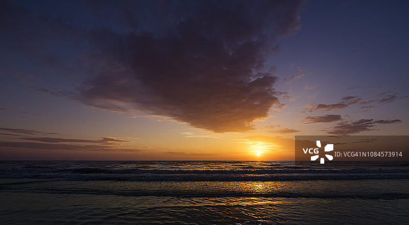 佛罗里达州迈尔斯堡海滩的紫色粉色云彩日落美景图片素材