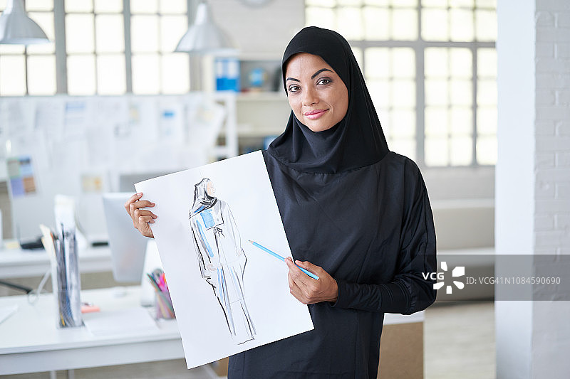 女时装设计师向她的模特展示作品图片素材