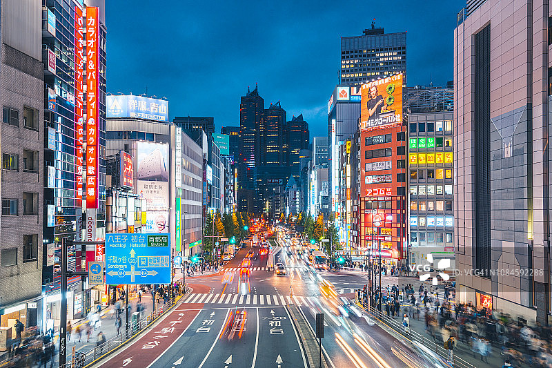 日本东京新宿区夜间交通图片素材