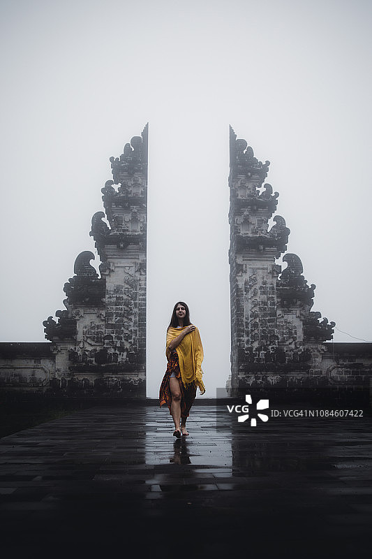 在巴厘岛寺庙穿着传统服装的女人图片素材