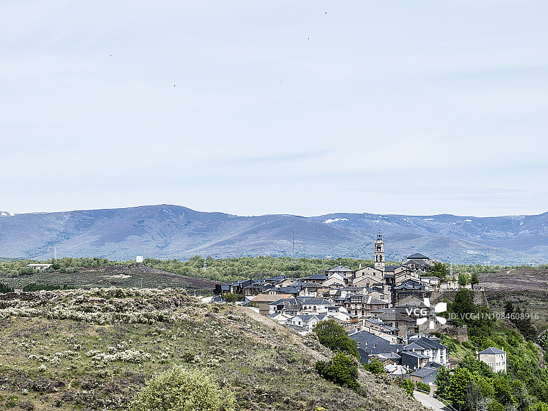 西班牙萨莫拉省普埃布拉·德萨纳夫里亚中世纪村庄景观图片素材