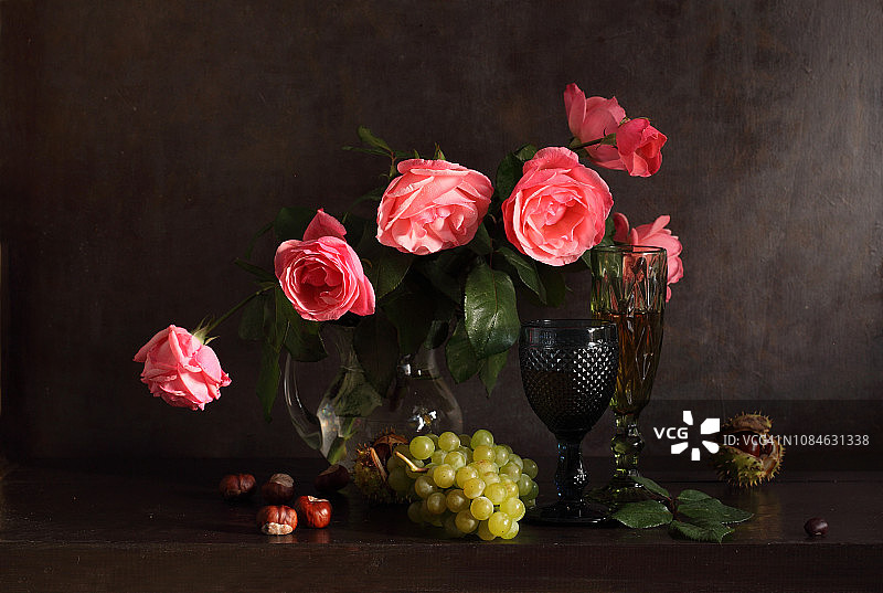 粉色玫瑰、葡萄和栗子图片素材