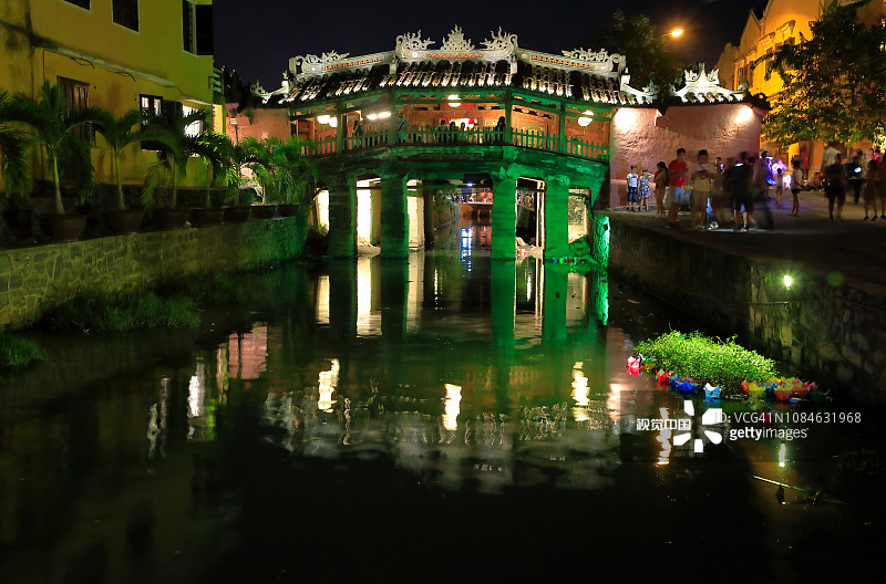 灯光绚丽的日式廊桥图片素材