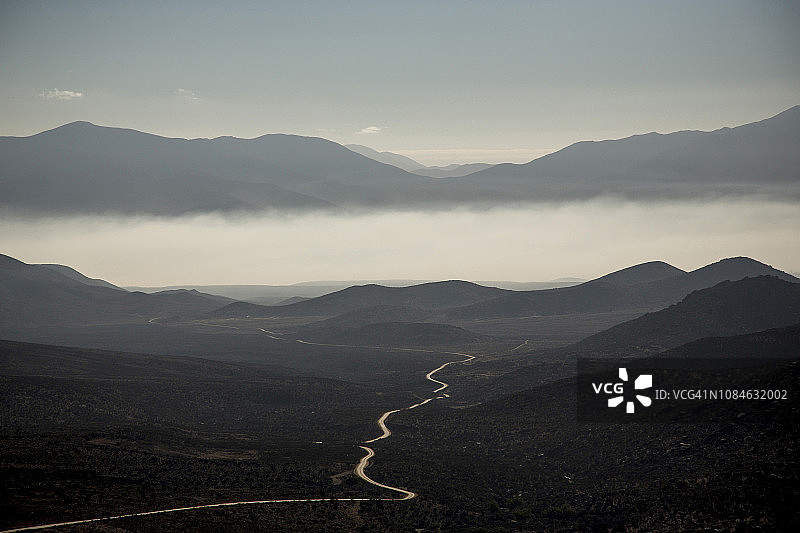 智利瓦斯科山谷中的公路图片素材