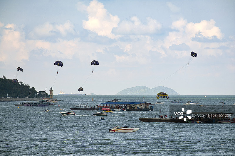 游客在芭堤雅湾享受水上运动图片素材