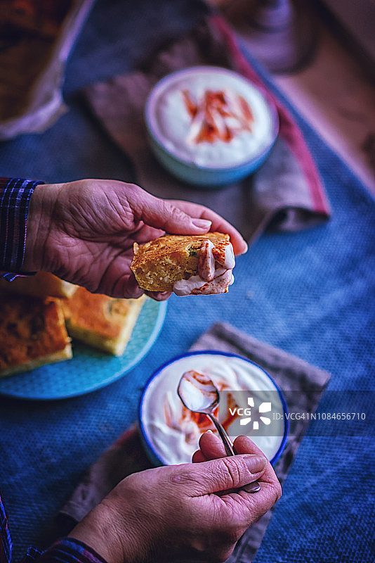搭配新鲜玉米和墨西哥辣椒的玉米面包，配哈里萨酸奶图片素材