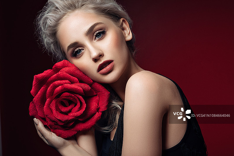 手持鲜花的漂亮女人图片素材