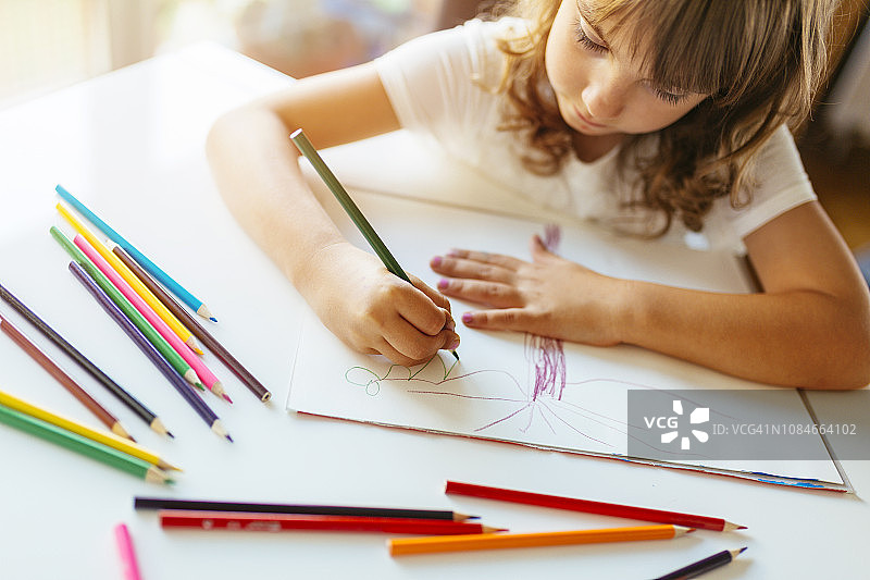 可爱的女孩涂色图片素材