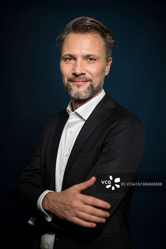 自信成熟的商人肖像图片素材