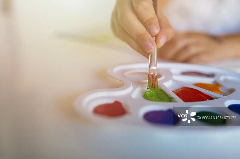 女孩手拿画笔图片素材