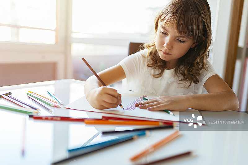 正在做作业的可爱女孩图片素材