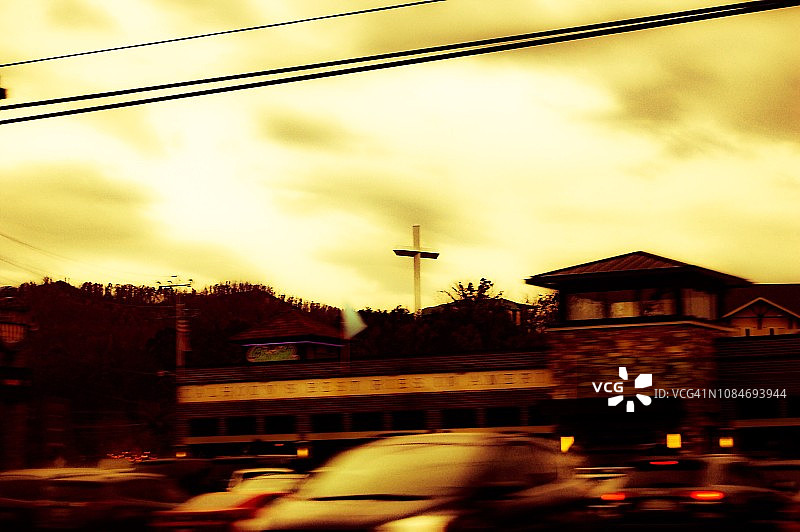 树木成荫的天际线上的十字架图片素材