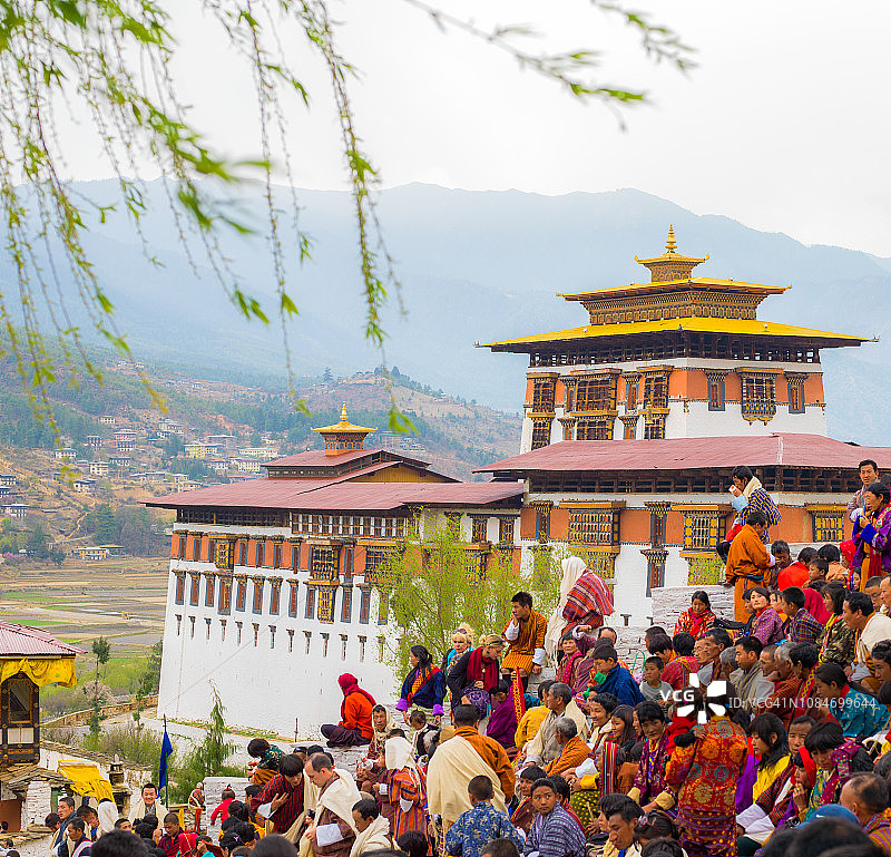 在不丹观看帕罗节的人群图片素材