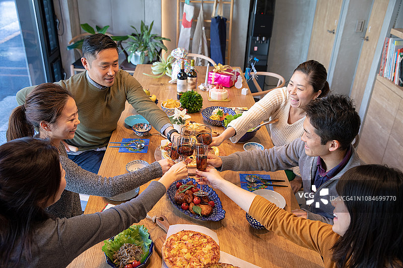 人们聚集在一起参加社交聚会图片素材