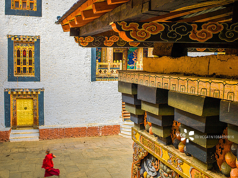 寺院里奔跑的僧侣图片素材