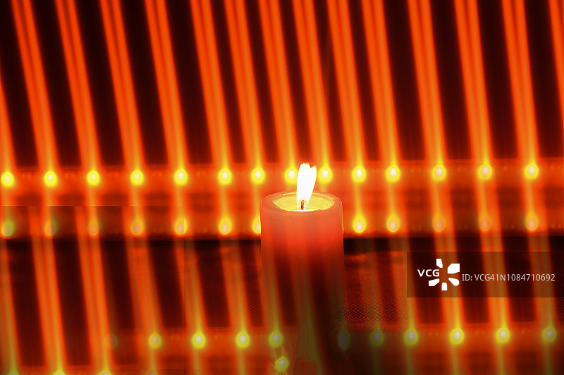 暖色调的蜡烛，红色线条与黄色圆点环绕。光绘。概念自然图片素材