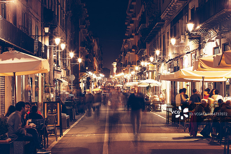 巴勒莫夜晚繁忙的街道图片素材