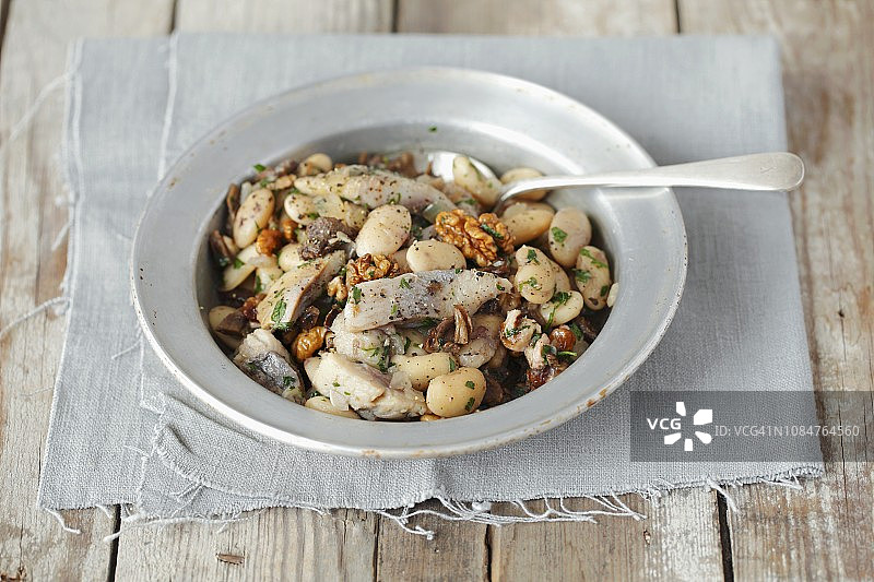 鲱鱼沙拉配豆类、干蘑菇、洋葱和核桃图片素材