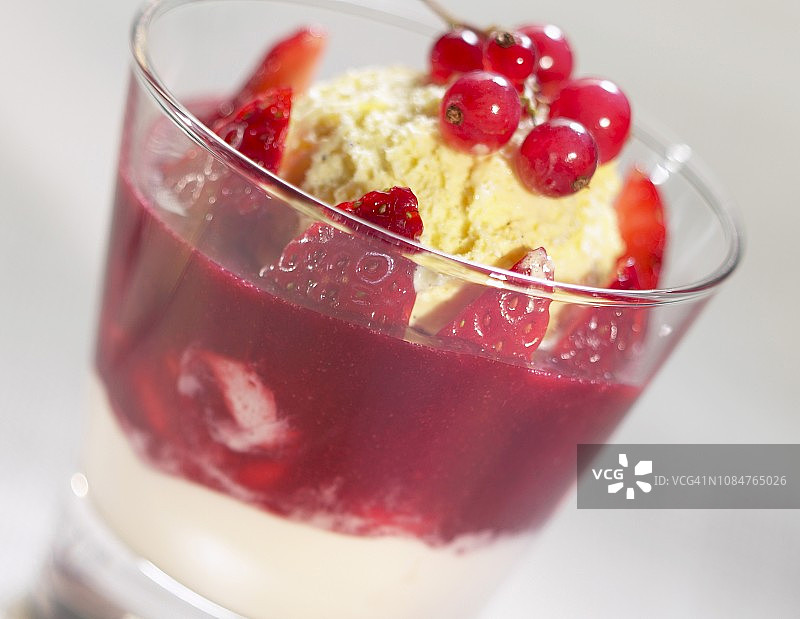 香草草莓圣代图片素材