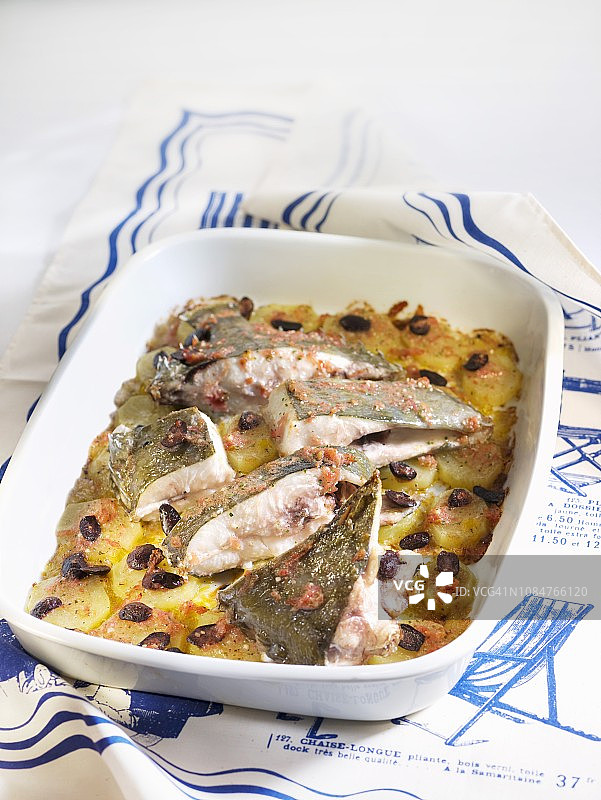 烤多莉鱼配土豆和橄榄图片素材