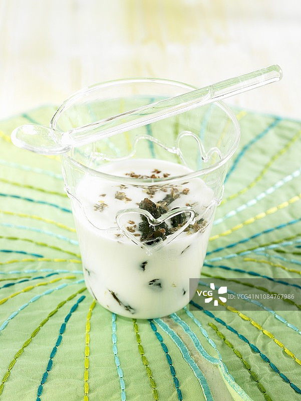 羊奶开菲尔配亚麻籽和西梅图片素材