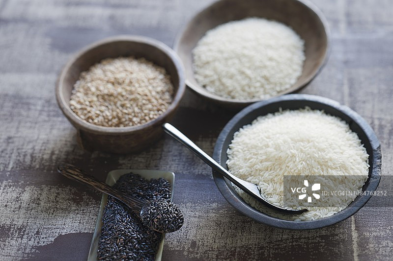 木碗里的各色米图片素材