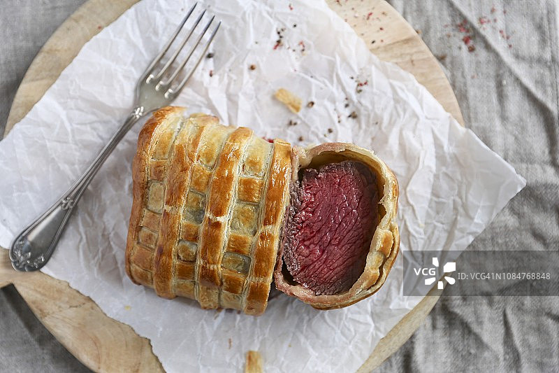 纸上的惠灵顿牛肉切片（俯视）图片素材