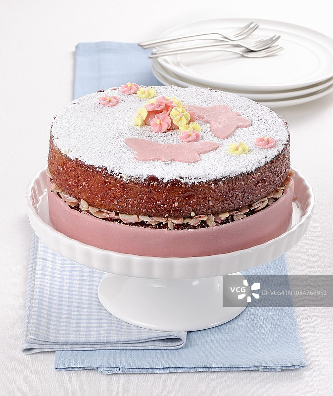 装饰有粉红色杏仁蛋白软糖的庆祝杏仁蛋糕图片素材