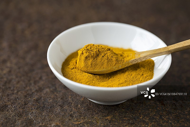 小碗里的姜黄粉图片素材