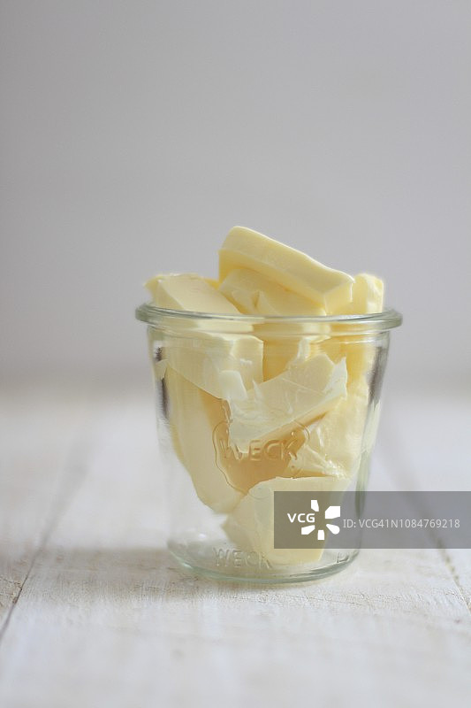 玻璃罐里的黄油块图片素材