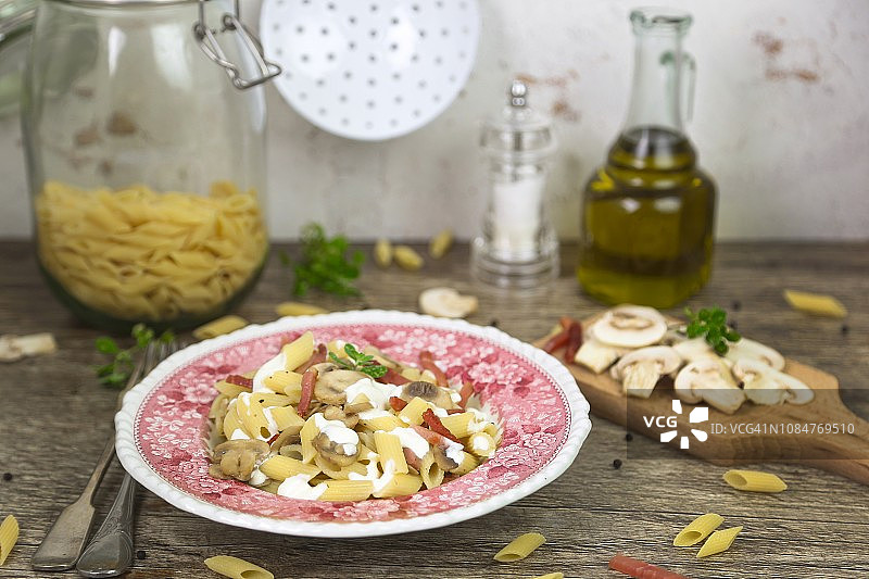 一碗奶油培根蘑菇通心粉图片素材