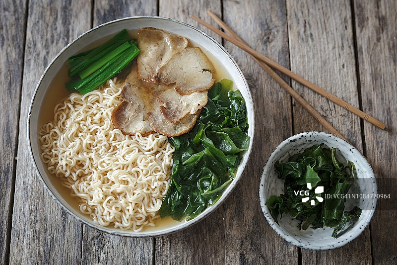日式猪肉海藻拉面图片素材