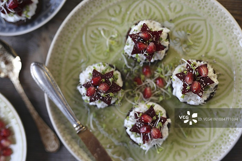 山麦芽面包配山羊奶酪和甜菜根图片素材