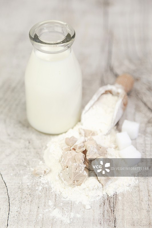牛奶、面粉、糖和碎酵母图片素材