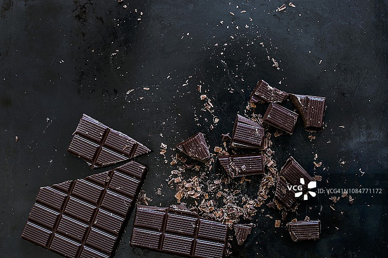 完整和切碎的巧克力方块图片素材