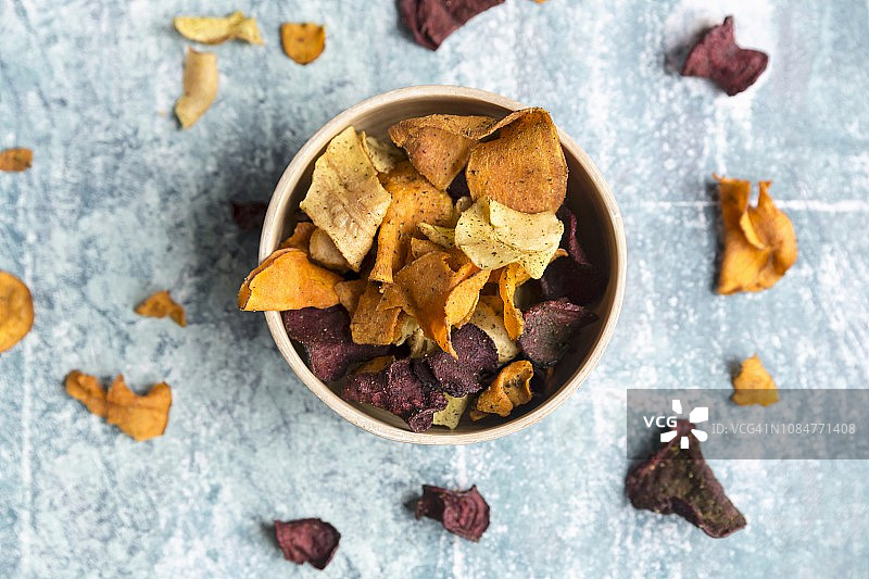 碗里的彩色蔬菜脆片图片素材