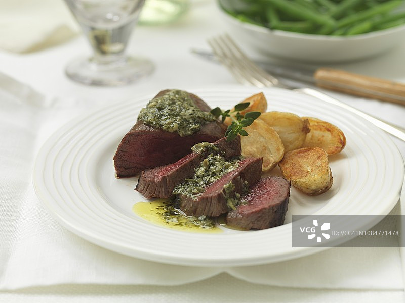 鹿肉牛排配萨尔萨佛得角黄油和炸土豆图片素材