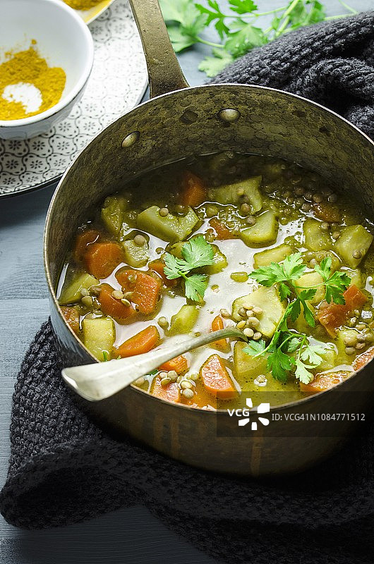 扁豆炖菜，配胡萝卜、洋姜、咖喱粉和酸橙图片素材