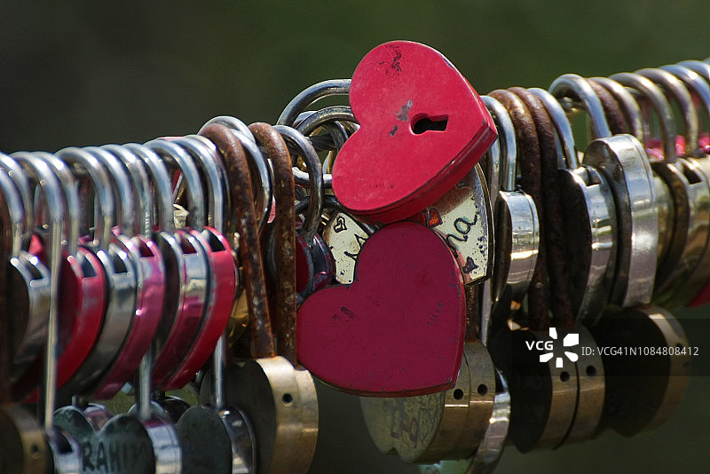 心形挂锁特写：情人节浪漫爱情在罗马尼亚图片素材