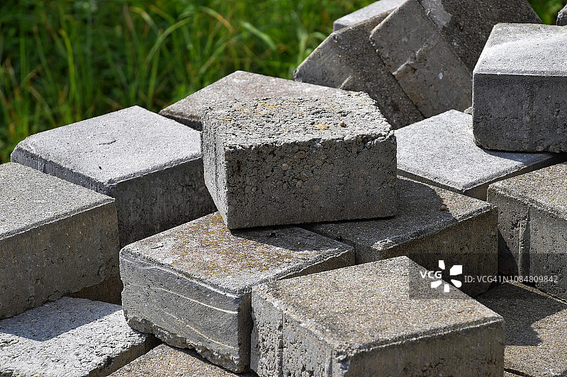 草地前的混凝土路面石微距照片图片素材