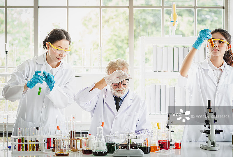 科学家在实验室进行头脑风暴教学和研究图片素材