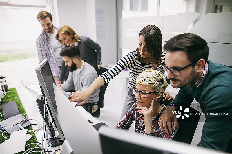 网页设计师在办公室一起工作图片素材