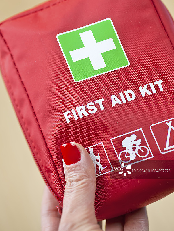 手部创可贴和急救箱图片素材
