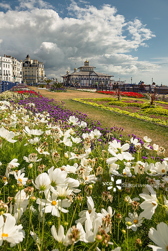 英国伊斯特本彩色地毯花园和码头图片素材