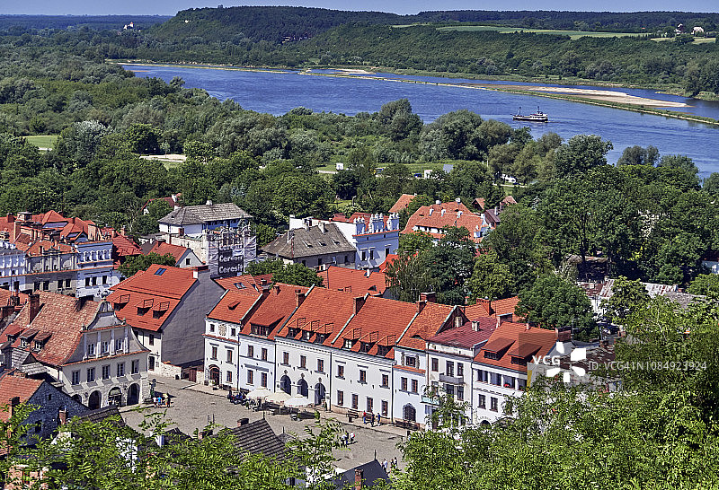 维斯瓦河和卡齐米日·多尔尼村庄的景色图片素材