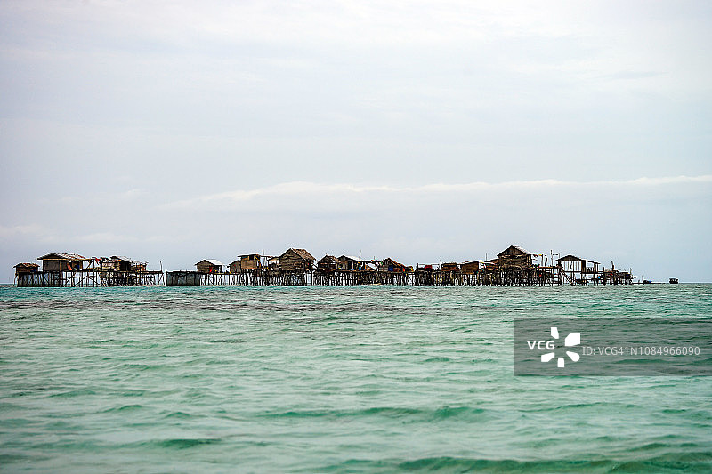 马来西亚仙本那博格达亚岛的巴瑶族水上村庄图片素材
