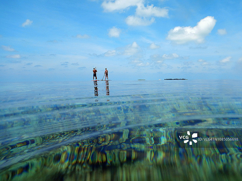 马尔代夫泻湖情侣划船图片素材