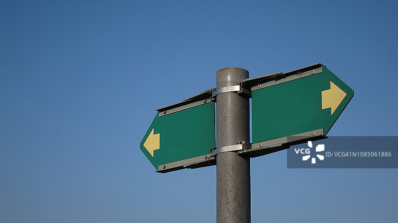 指向柱子上双向的空白指示牌图片素材